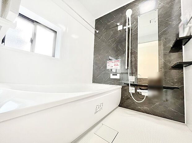 一日の疲れを癒してくれる明るい清潔感のあるバスルーム