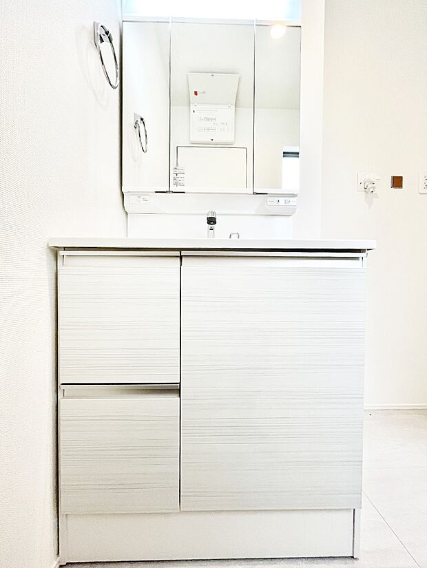 スタイリングに便利な三面鏡、ミラーキャビネットで細かい物スッキリ