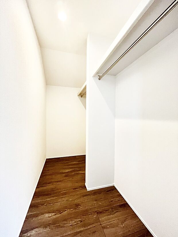 季節の衣類もスッキリ収納!大容量の収納力が魅力的なWIC付きです。