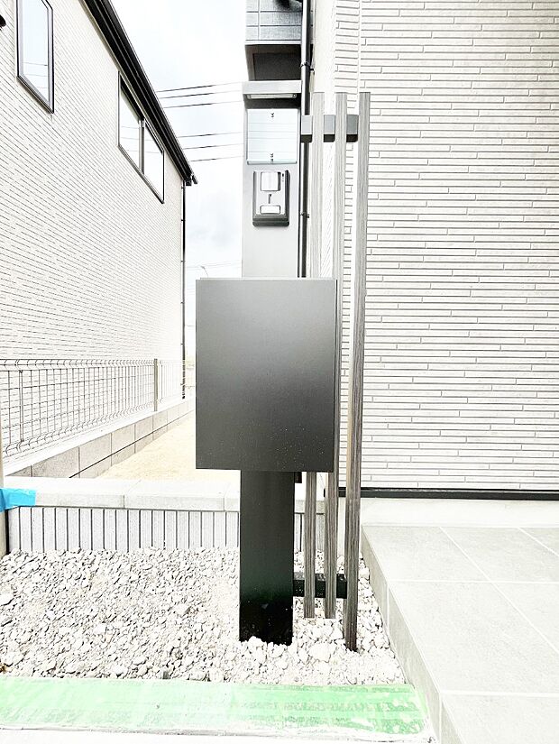 シンプルデザインのポスト。