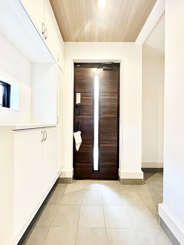 明るい陽光が入り込む玄関。ご家族の靴もスッキリ収納できる玄関収納付き！