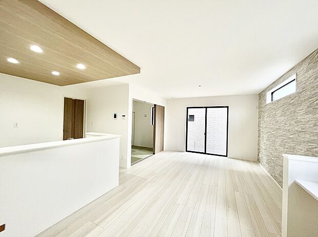 大きな窓からたっぷりの陽光と風を感じられるリビング