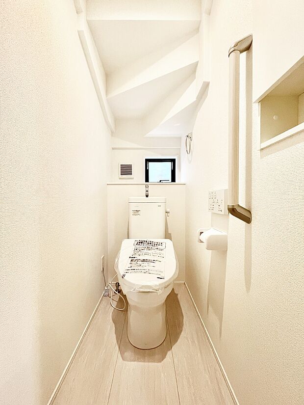 換気用小窓があり、明るく清潔な空間です。