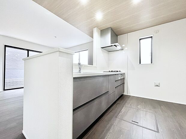 リビングで遊ぶお子様を見守りながらお料理ができる対面キッチン。