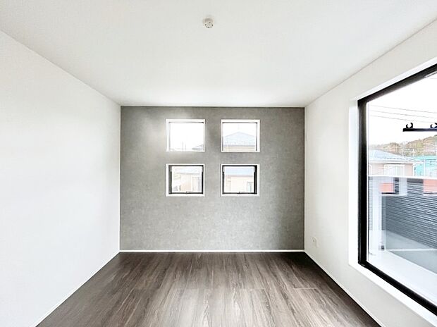 アクセントクロスがお洒落な洋室。2面採光で明るさ&風通し良好!