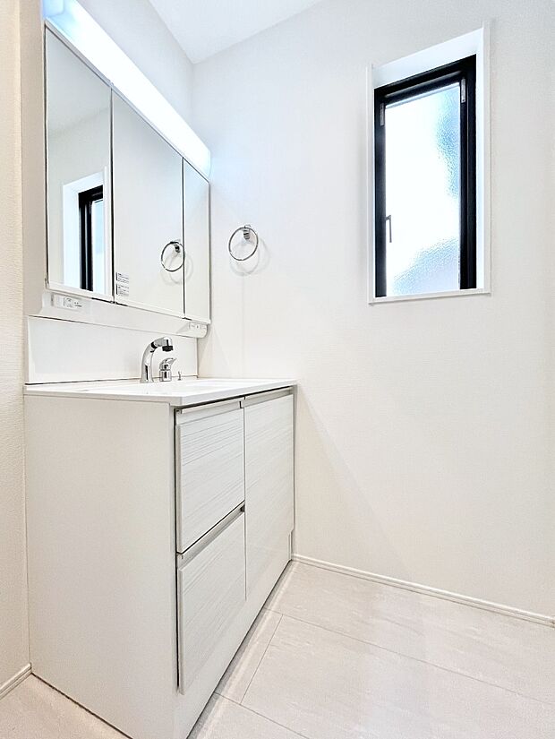 小窓がついているので湿気の多い場所でも換気が十分行えます。毎日の身支度を気持ち良く!