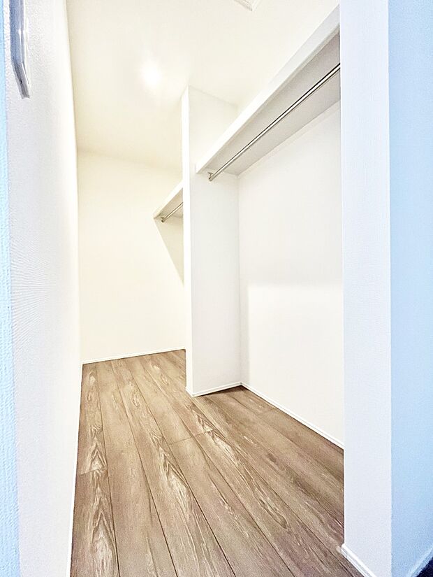 衣類をハンガーに掛けたまま収納できるWIC。衣類の整理整頓がしやすくて便利です!