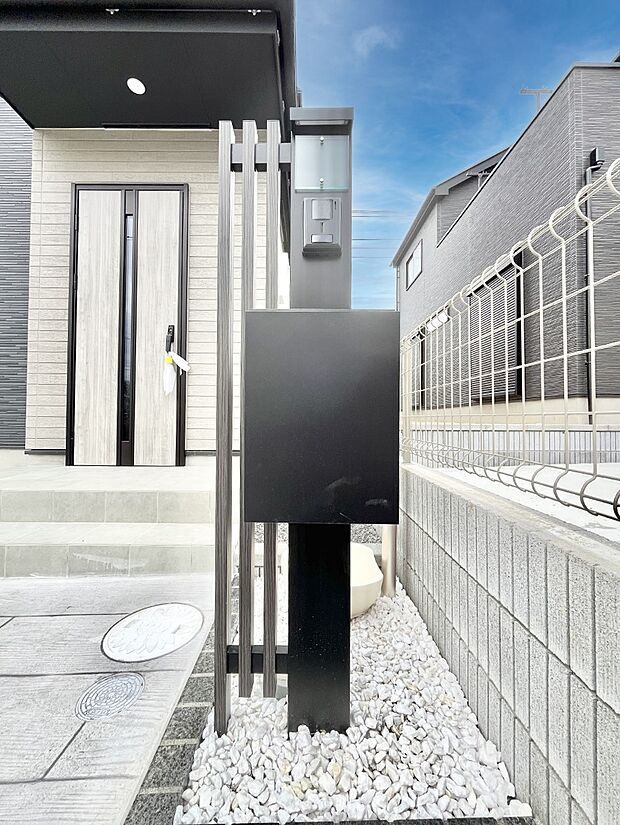 シンプルデザインのポスト。