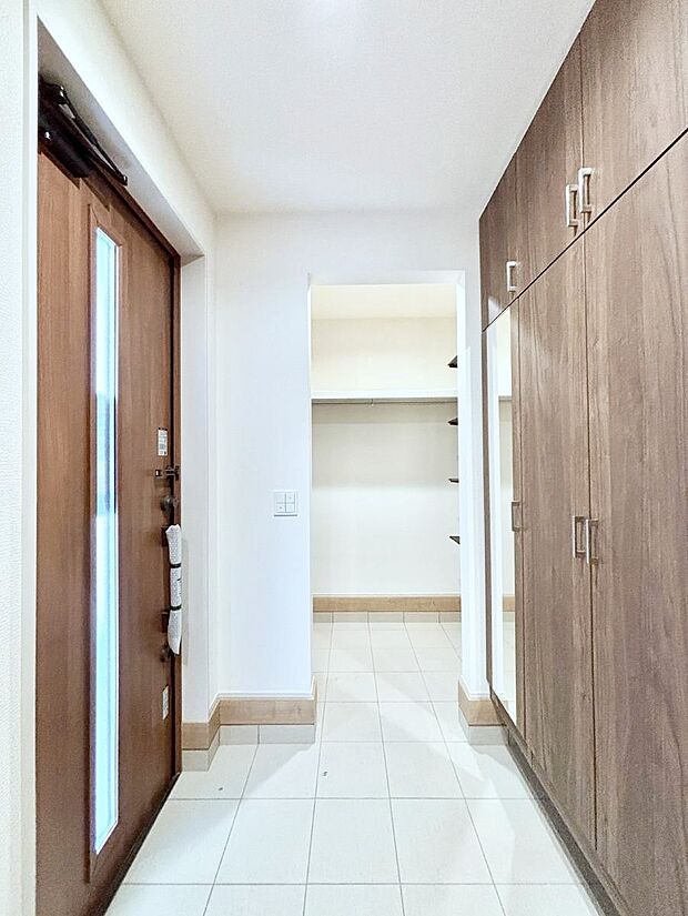 シューズインクローク付きの玄関。家族全員の靴や雨具などすっきり収納できます。