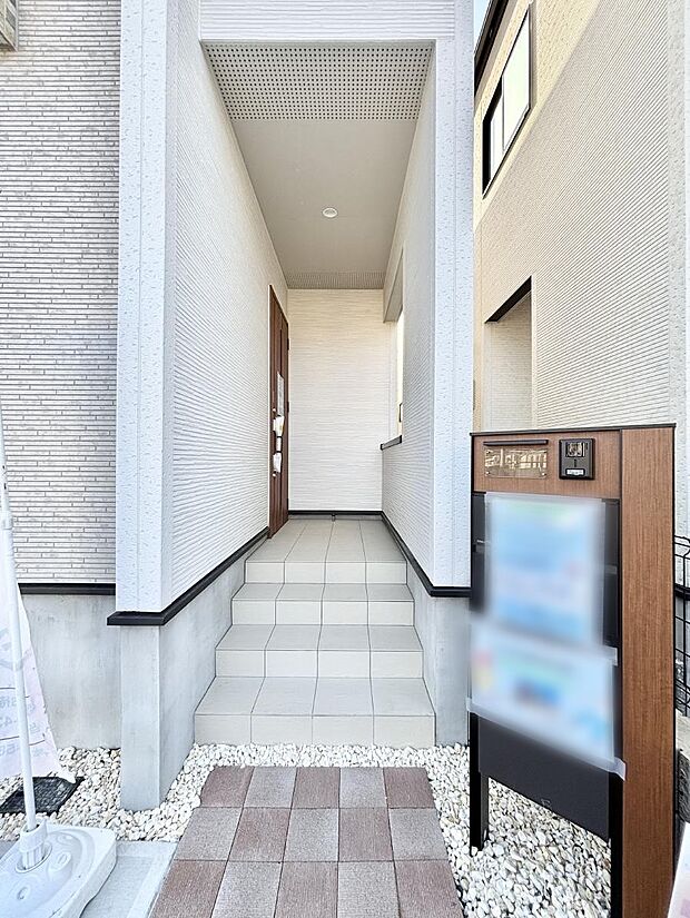 玄関前は雨が降っても濡れにくい屋根付き