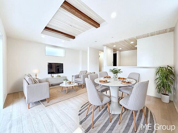 家族の和やかな会話が聞こえてきそう。開放感のあるリビングです。※家具はCGです  