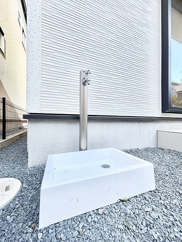 外水栓があると、庭のお手入れやちょっとした手洗い・洗車に便利です！ 