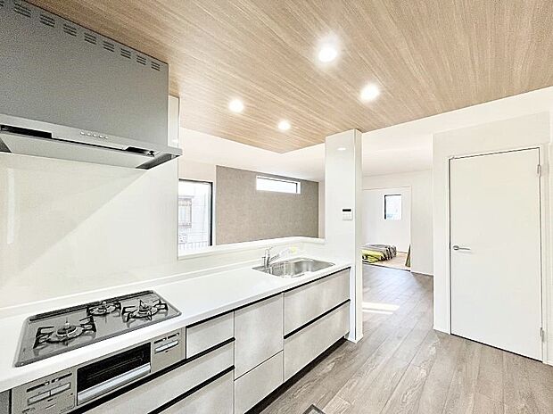 カウンター越しに楽しいおしゃべり。いつものお料理がもっと美味しくなりそうですね。