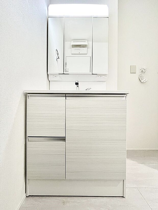 三面鏡の裏に、化粧品や衛生用品などを収納可能。洗面台をすっきりと保ちます！