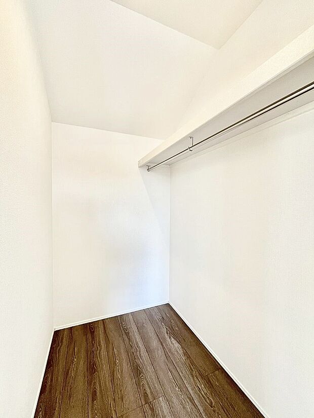 ウォークインクローゼットの活用で生活空間スッキリ