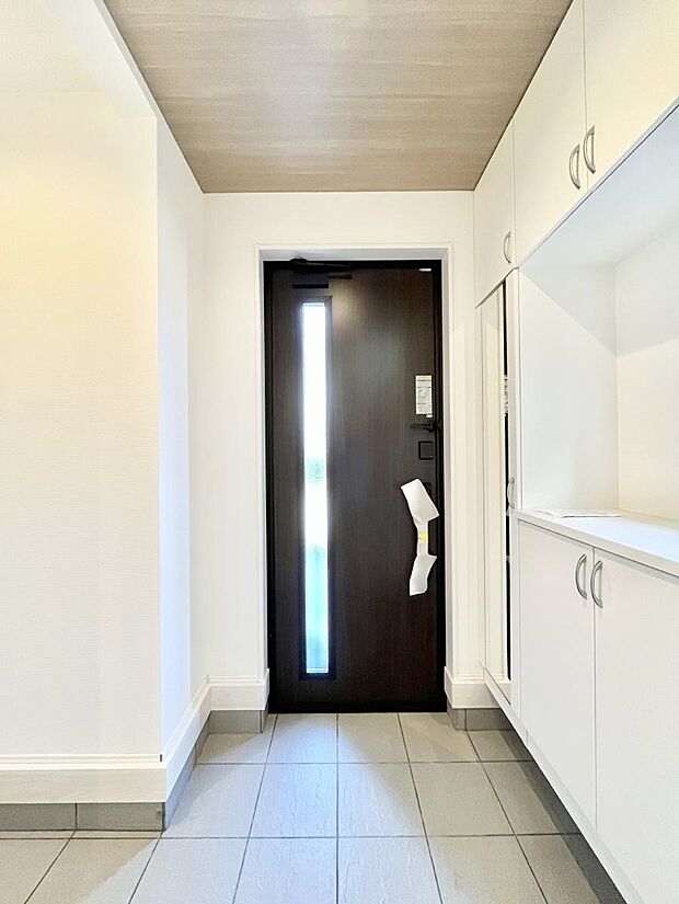 ガラススリットの入った玄関ドアが室内に光を届けてくれます