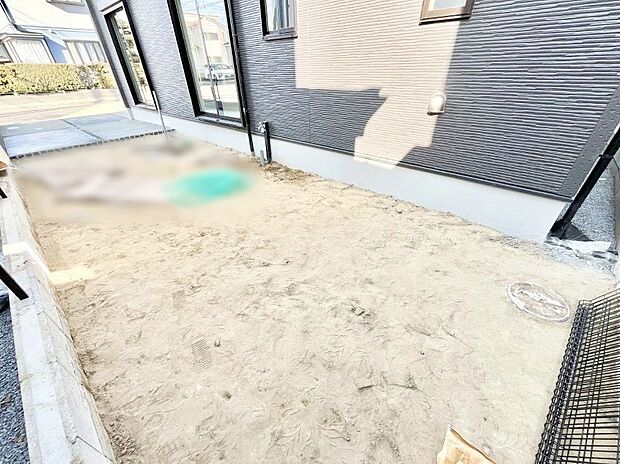 ガーデニングや家庭菜園も楽しめるお庭付き。