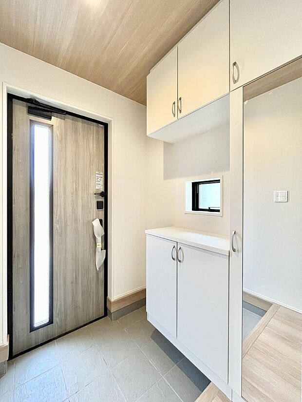 ミラー付きシューズボックスはお出かけ前の身だしなみチェックに便利