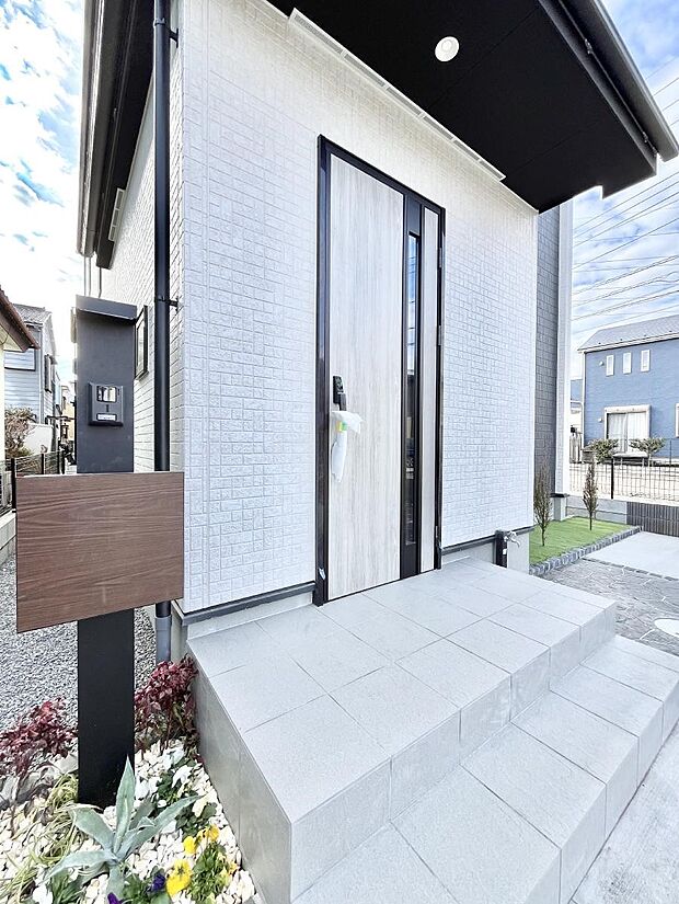 大切な家族、来客を出迎える玄関。玄関前は屋根付きで雨が降っていても濡れにくいです。 