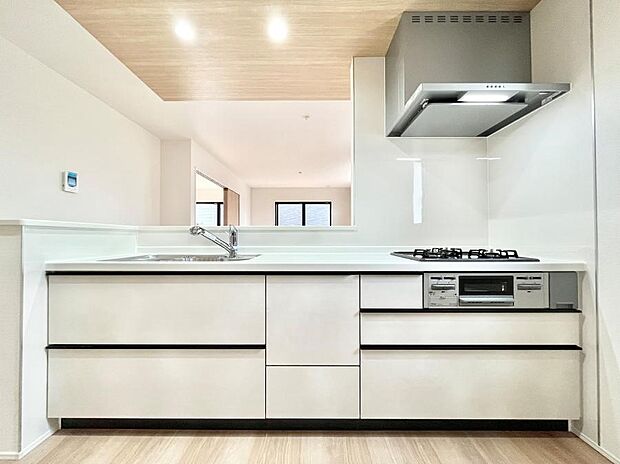 リビングを見渡せる人気のカウンターキッチン。 家族を見守りながら家事をすることができます。