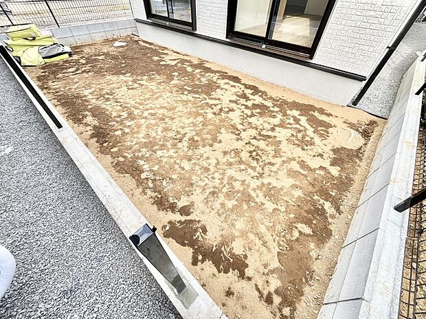 ガーデニングや家庭菜園も楽しめるお庭付き。