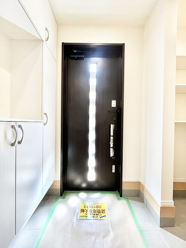 明るい陽光が入り込む玄関。ご家族の靴もスッキリ収納できる玄関収納付き！