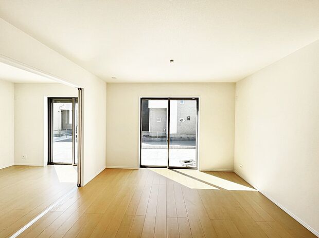 大きな窓からたっぷりの陽光と風を感じられるリビング