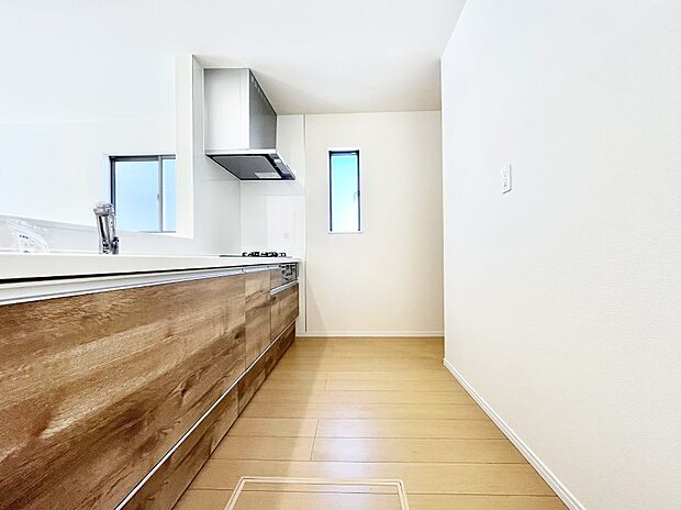 爽やかな風が通り抜けるキッチン。窓があるので明るく換気にも役立ちます。