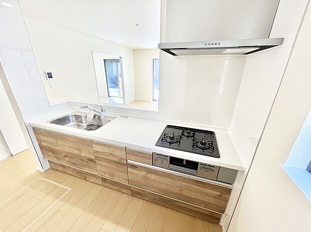 ご家族の会話弾む対面キッチン。お料理中のパパママもご家族と過ごす時間が増えそう！