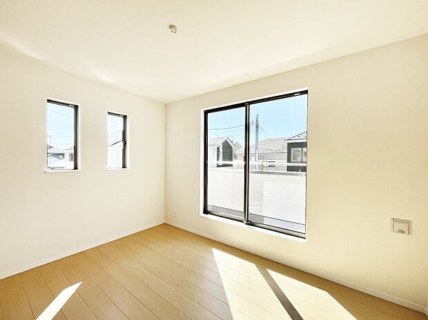 明るいバルコニーサイドに洋室を設置。目覚めの良い寝室に。