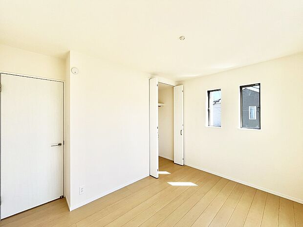 やさしい光がさしこむ居室はしっかり収納付き