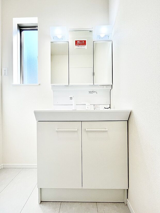 スタイリングに便利な三面鏡、ミラーキャビネットで細かい物スッキリ