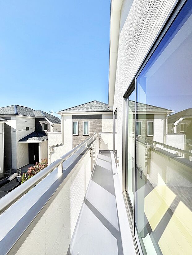 2部屋から出入りできるので洗濯物を取り込むのもラクラク