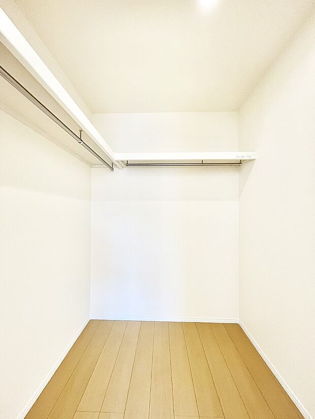 ウォークインクローゼット付きで生活空間を広く利用できます。