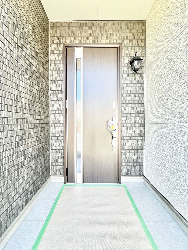 大切な家族、来客を出迎える玄関。