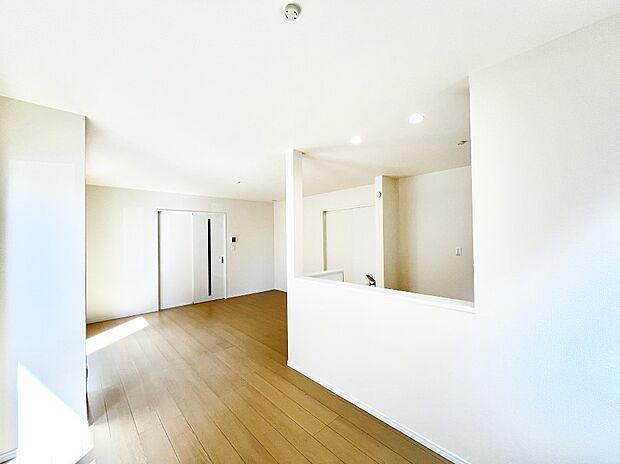 落ち着いた雰囲気のLDKは家族みんなの快適空間