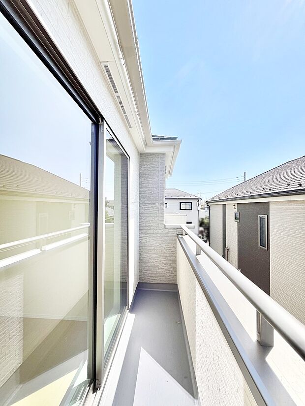 暖かな陽光が降り注ぐバルコニーはお洗濯におすすめ。爽やかな風も心地よいです。