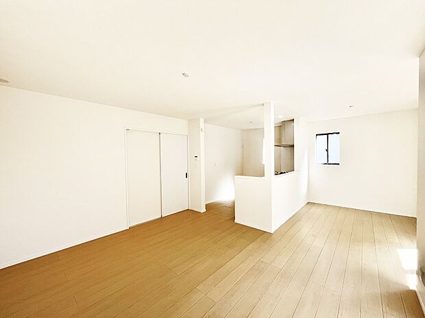 家族の笑顔が自然と生まれてくる、そんな雰囲気のダイニングに仕上がっています。