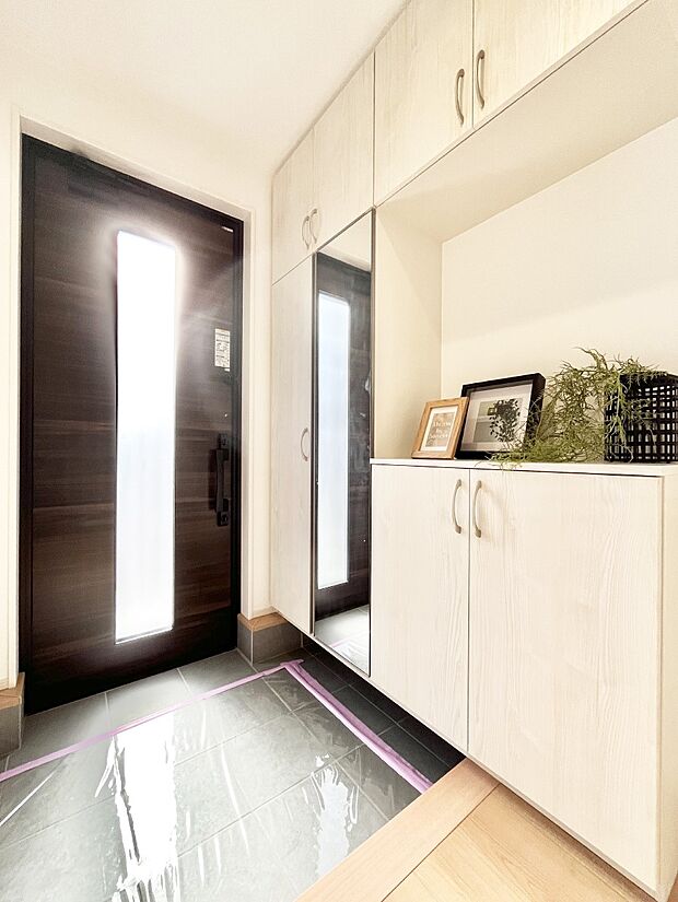 ガラススリットの入った玄関ドアが室内に光を届けてくれます