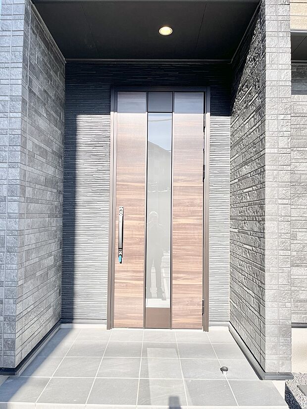 玄関前は雨が降っても濡れにくい屋根付き