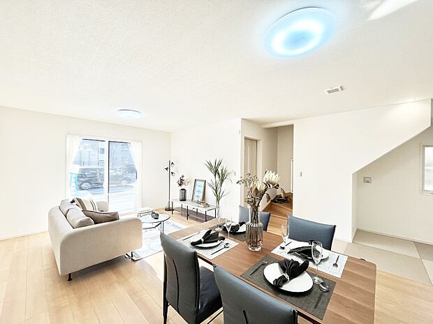 大きな窓からたっぷりの陽光と風を感じられるリビング