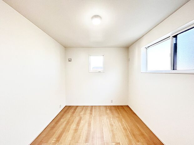 窓からのやさしい光が心地よいプライベートルーム