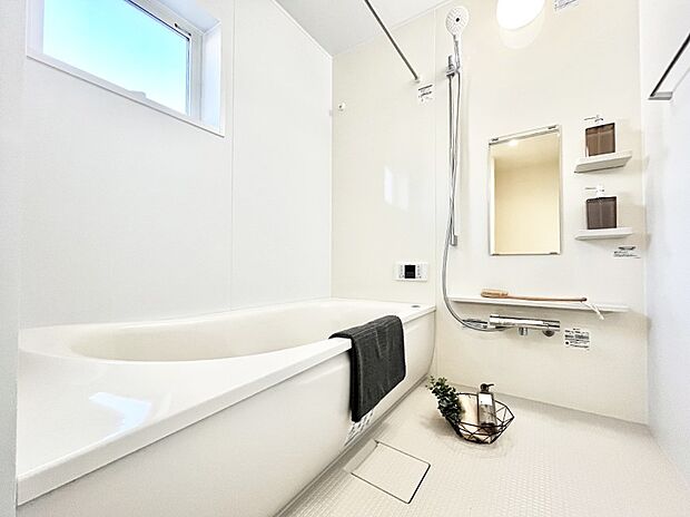 一日の疲れを癒してくれる明るい清潔感のあるバスルーム