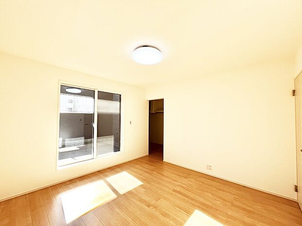 バルコニーが開放感をプラスしてくれる洋室