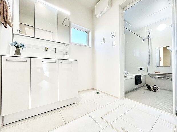 清潔感ある洗面化粧室で朝の身支度も快適