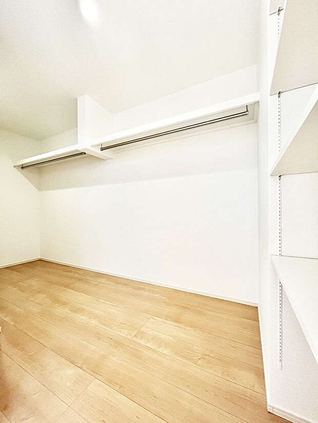 ウォークインクローゼットの活用で生活空間スッキリ