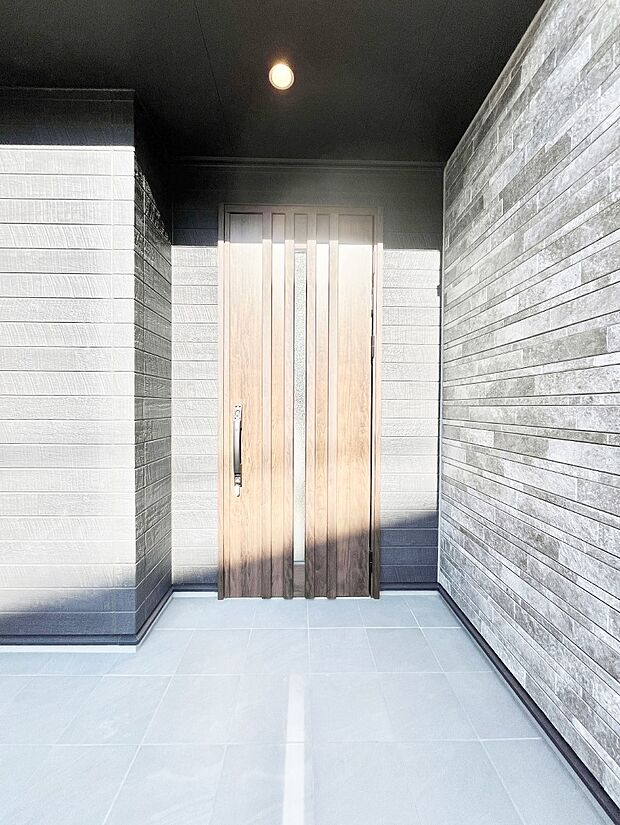 玄関前は雨が降っても濡れにくい屋根付き