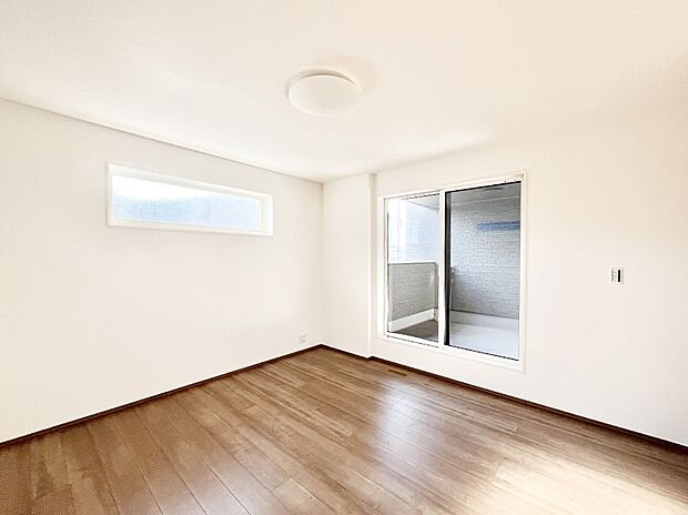 バルコニーが開放感をプラスしてくれる洋室