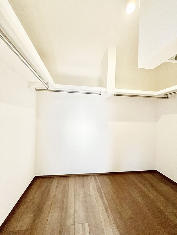 ウォークインクローゼットの活用で生活空間スッキリ