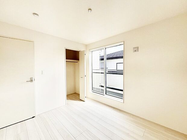 明るいバルコニーサイドに洋室を設置。目覚めの良い寝室に。